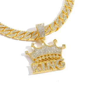 Dettaglio del ciondolo hip hop con scritta KING, corona e strass brillanti incastonati