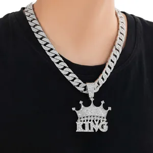 Dettaglio del ciondolo a corona KING hip hop con strass incastonati su catena cubana