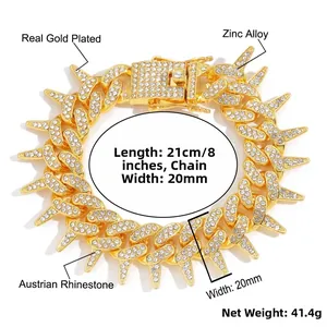 Détail d'une chaîne cubaine à pointes de 20mm avec placage d'or et strass autrichiens
