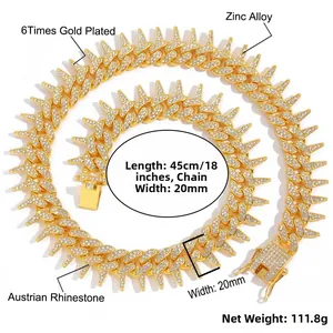 Détail macro de la chaîne cubaine épine de 20mm avec placage or et strass brillants