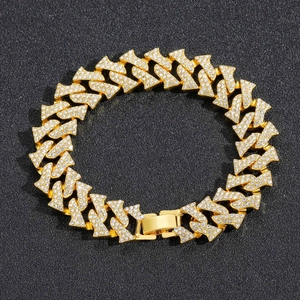 Detailansicht des vergoldeten Cuban Chain Armbands mit funkelnden weißen Zirkonia