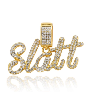 Pendentif Slatt hip hop plaqué or avec strass complets sur fond blanc avec reflet
