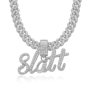 Collier chaîne cubaine argentée glacée avec pendentif Slatt serti de zircons brillants