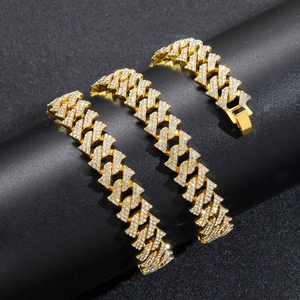 Nahaufnahme der vergoldeten Cuban-Link-Kette mit Zirkonia-Steinen und X-förmigen Gliedern