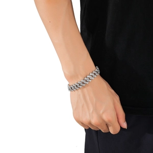 Detailansicht des Hip-Hop-Cuban-Link-Armbands mit voller Besetzung aus weißen Zirkonia