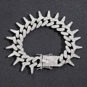 Détail d'une chaîne cubaine à épines de 20mm sertie de cristaux style hip-hop