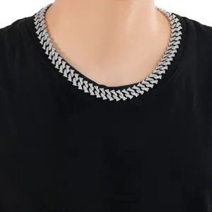 Detailansicht der Hip-Hop Silber-Cuban-Kette mit glänzenden Diamanten am Hals