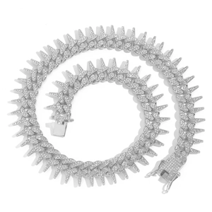 Collier cubain à pointes 20mm style punk avec strass complets sur fond blanc