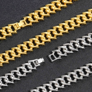 Makro-Detail von gold- und versilberten Hip-Hop-Ketten mit schwerer Industrial-Cuban-Textur