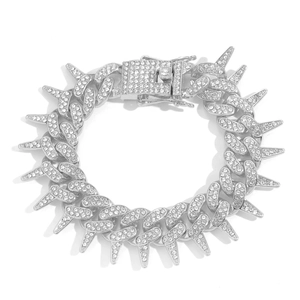Vue détaillée de la chaîne cubaine de 20mm à pointes avec boucle en diamant argenté