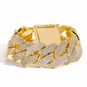 Nahaufnahme der goldenen kubanischen Kette mit vier Reihen Zirkonia und Quadrat-Verschluss