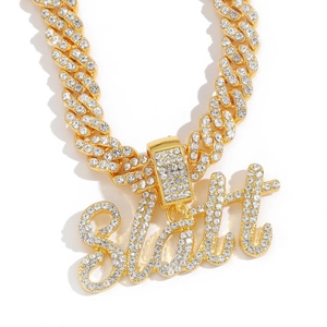 Vue détaillée du pendentif Slatt avec cristaux sertis sur une chaîne cubaine dorée de hip hop
