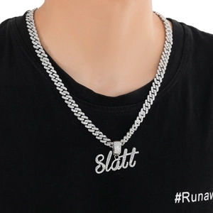 Détail du pendentif Slatt argenté serti de strass et chaîne cubaine sur un modèle