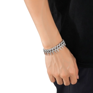 Gros plan d'un bracelet cubain 20mm avec pointes et strass étincelants style hip-hop
