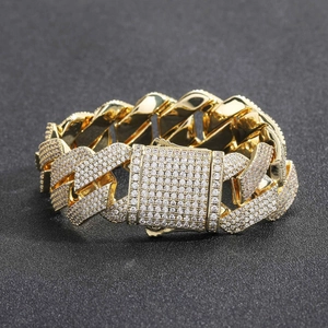 Nahaufnahme der 22mm Gold-Cuban-Kette mit vier Reihen weißen Zirkonia-Steinen