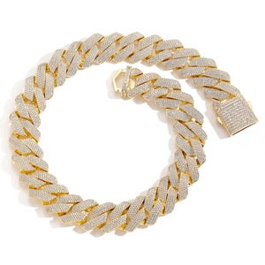 Nahaufnahme der 22mm gold Cuban-Kette mit vierreihigem Zirkonia-Besatz für Hip-Hop-Style