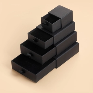 Juego de cuatro cajas negras para joyas tipo cajón con asas de cinta en varios tamaños