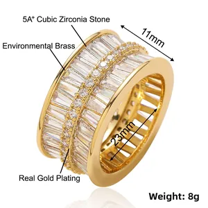 Dettaglio anello hip hop dorato con zirconi 5A e larghezza della fascia 11mm
