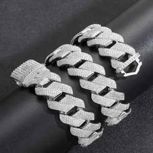 Makroaufnahme einer 22mm silbernen Gliederkette mit weißen Zirkonia-Steinen