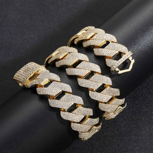 Detail von 22mm Hip-Hop-Cuban-Ketten mit rosa und weißen Zirkoniasteinen auf Schwarz