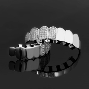 Set grillz hip hop argento con pietre di zirconia cubica micro-pavé su sfondo nero