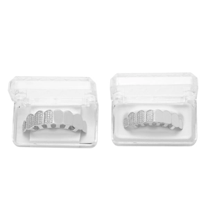 Dettaglio di grillz hip hop in argento con zirconi incastonati e finitura in metallo lucido