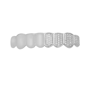 Dettaglio del grillz d'argento a otto denti con metà zirconi incastonati e metà a specchio