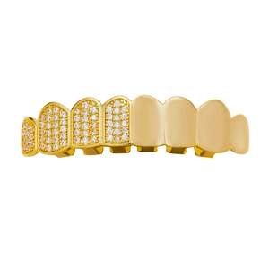Dettaglio di grillz hip hop dorati a 8 denti con zirconi micro-pavé e finitura a specchio