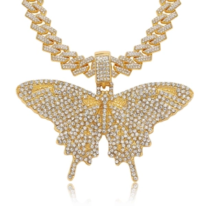 Iced out Schmetterling Anhänger mit goldener Panzerkette im luxuriösen Hip-Hop-Stil