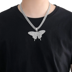 Makroaufnahme von glitzerndem Silber-Schmetterlingsanhänger mit grober Panzerkette