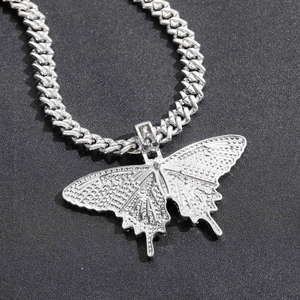 Detailansicht Schmetterling-Anhänger mit Strasssteinen an einer silbernen kubanischen Kette