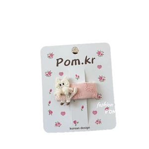 Pinza para el pelo de tela rosa con gato bordado blanco y detalles de encaje
