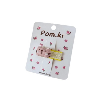Roze gebreide kattenhaarclip voor meisjes met geel kant en geborduurde details