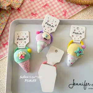 Set van vier pastelkleurige haarelastiekjes met schattige pluchen dieren en sterbedeltjes