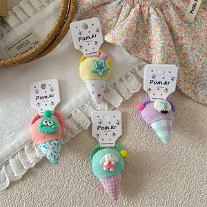 Detail van vier kleurrijke macaron ijs stoffen haarelastiekjes met schattige figuren