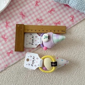 Detailweergave van macaron ijsje stoffen scrunchies met elastische banden en zachte textuur
