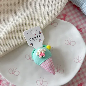 Detail van mintgroene ijsjes-haarband met schattig konijntje en zachte pompon