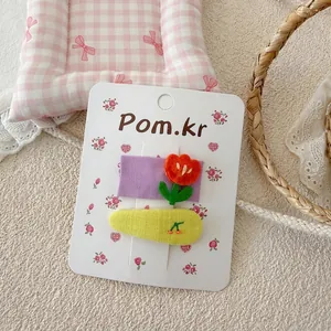 Détails de barrettes à fleurs brodées avec tulipe et cerise sur une carte support