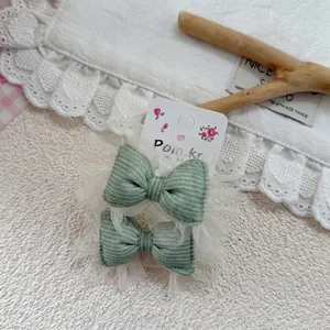 Détail de chouchous à nœuds rayés verts et résille avec doublure en dentelle blanche