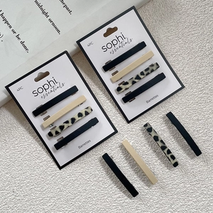Barrettes à cheveux minimalistes imprimé léopard et couleurs unies sur carte de marque
