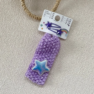 Détail d'un bandeau pour bébé en crochet violet avec étoile et barrettes assorties
