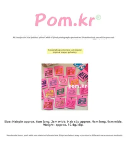 Détail de pinces à cheveux rectangulaires évidées colorées sur carte de présentation