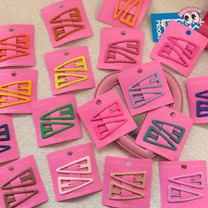 Barrettes à cheveux triangulaires mates aux tons colorés sur carte rose pour femmes