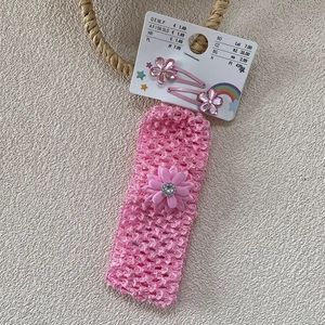Bandeau au crochet rose pour bébé avec fleur en soie et barrettes assorties sur paille