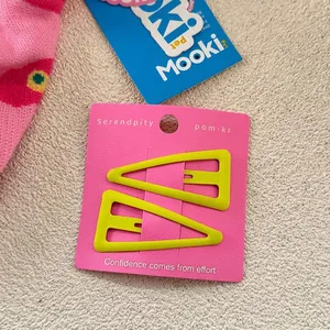 Lot de deux barrettes à cheveux triangulaires vert fluo sur carte rose