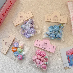 Lot de quatre chouchous mignons avec boutons en tissu et motifs carreaux pour filles