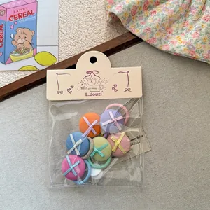 Détail de chouchous à boutons en tissu coloré avec ruban et emballage mignon