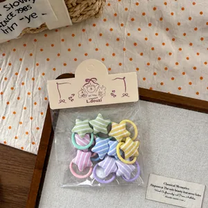 Détail de chouchous élastiques en forme d'étoile rayée pour enfants aux tons macarons