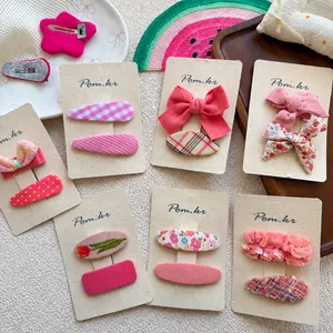 Lot de barrettes à cheveux à fleurs et nœuds pour filles sur emballage élégant