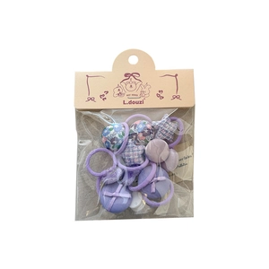 Lot de chouchous violets avec boutons à pois et étoiles sur carte cadeau